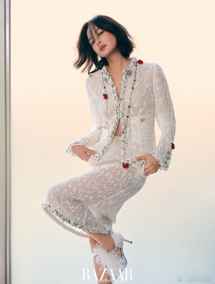 辛芷蕾芭莎封面大片每个人都有自己的节奏，辛芷蕾在掌声里选择回归安静，状态松弛又高