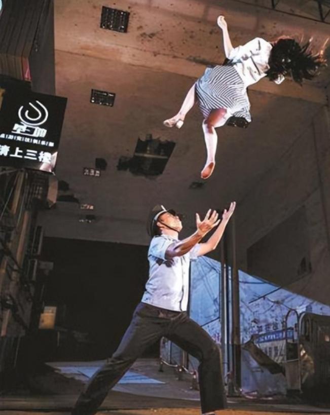 2015年的吉林，一名保安徒手接下跳楼女孩，导致自己瘫痪在床，女孩家长不仅不愿意