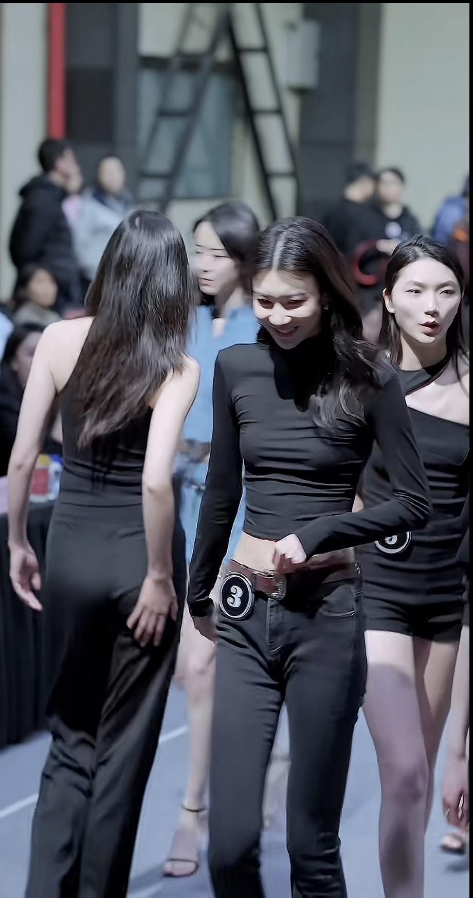 时尚秀场，酷炫黑衣秀，自信走T台！