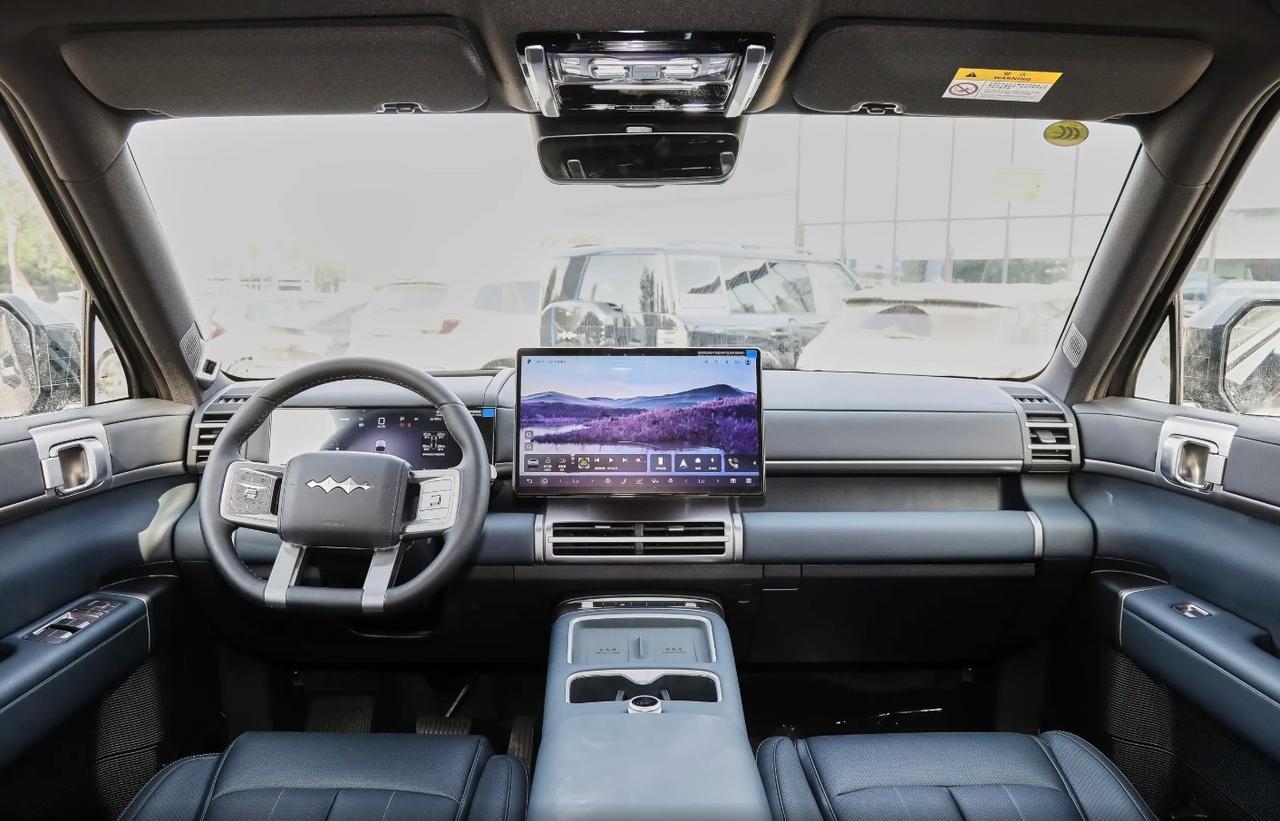 这款车的上市，对CC冲击还是很大的。

之前CC在硬派越野方面，直接对手少，过得