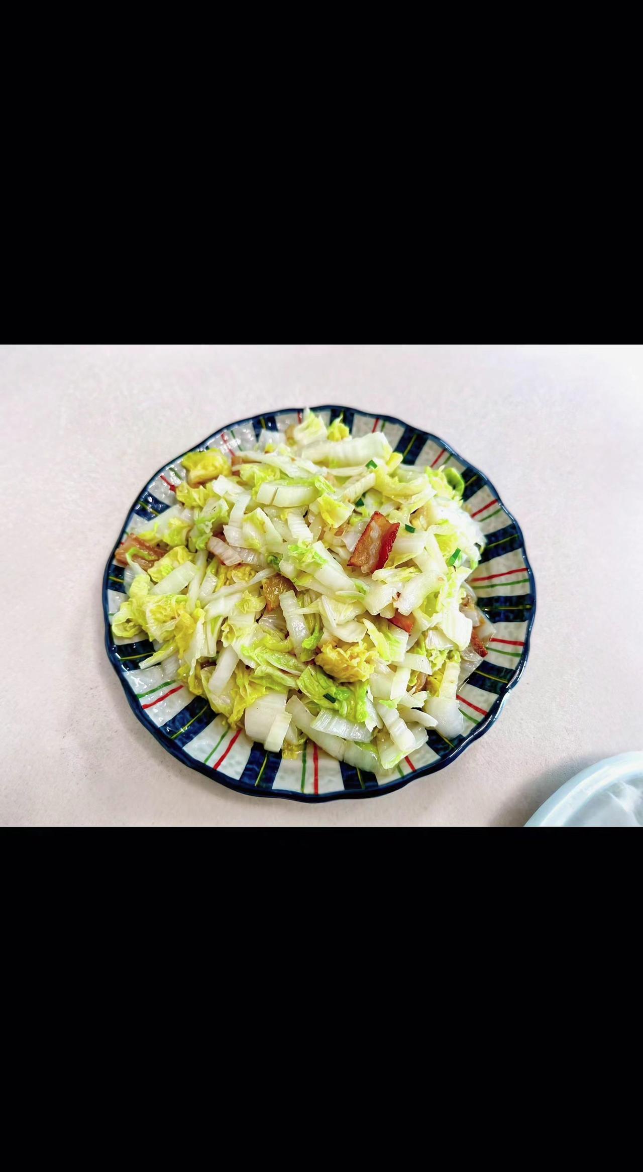 🥢烟火气藏在这盘里！白菜脆生生，培根香漫过鼻尖✨。寻常日子，也能嚼出诗的余味。