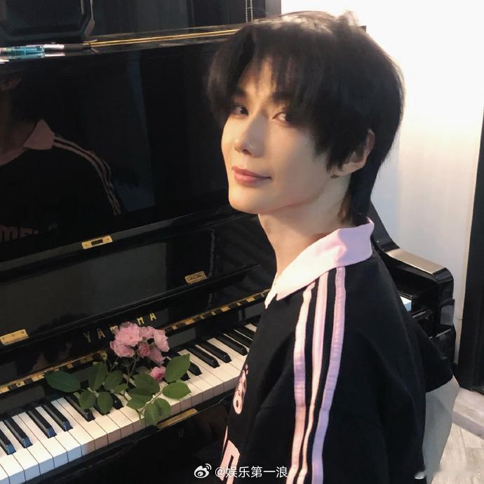 品牌方向郝熠然道歉 近日某品牌方直播间主播提及代言人郝熠然，称“不认识”、“奇丑