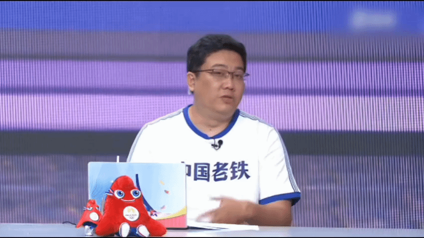 #体育评论员称换球拍影响很大# 体育评论员的这个比喻太精妙了！换球拍就像穿上高跟