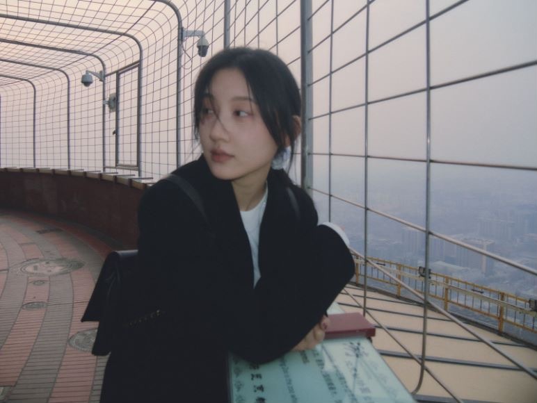 他们说 一双眼睛就是一部相机所以我想虚化所有人群 聚焦你. ​​​