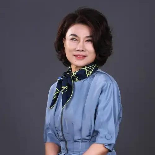 董明珠说儿子非常低调，也非常节俭。没有人知道他的妈妈是谁。

董明珠的丈夫在她儿