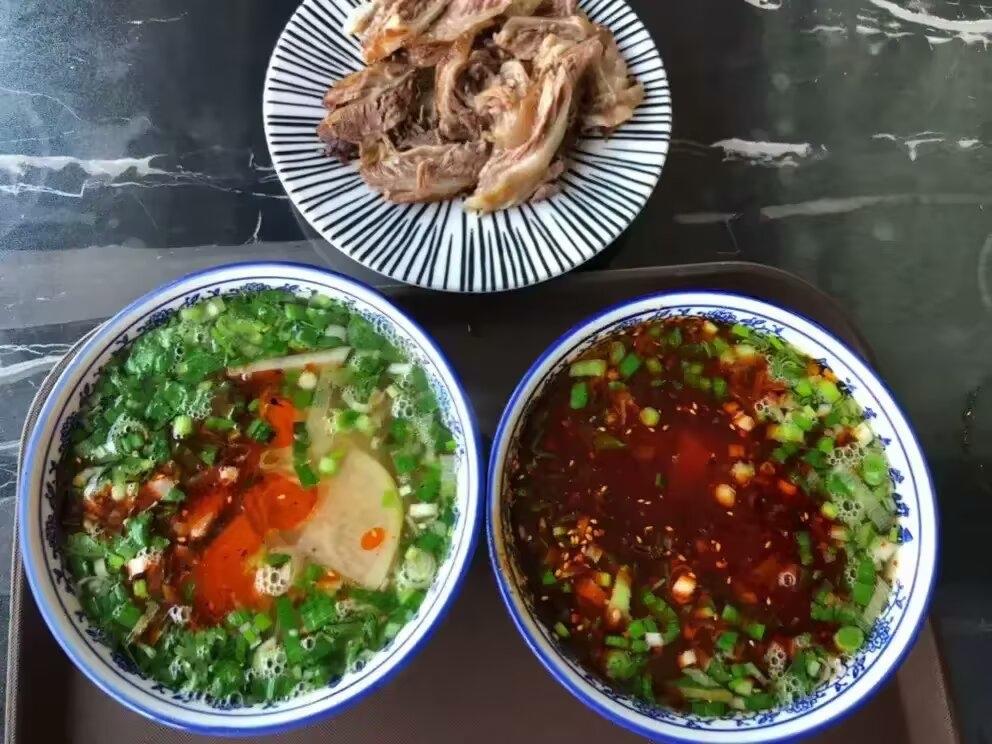 今天早上吃了兰州牛肉面，而且还加了半斤牛肉，你们看看这这碗牛肉面含金量。

很多