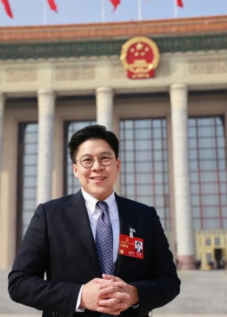 霍启刚曾在访谈中坦言，自己这辈子遇上两位改变命运的贵人，一位磨平了他的骄躁，重塑