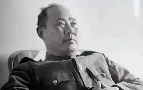 傅作义这一生大半辈子都活在两面拉扯里，一边是蒋介石许诺的高官厚禄与华北兵权，一边
