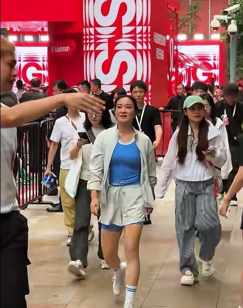 自律赢了！贾玲线下活动生图曝光，身材保持完美不复胖。
贾玲现身上海参加线下活动，