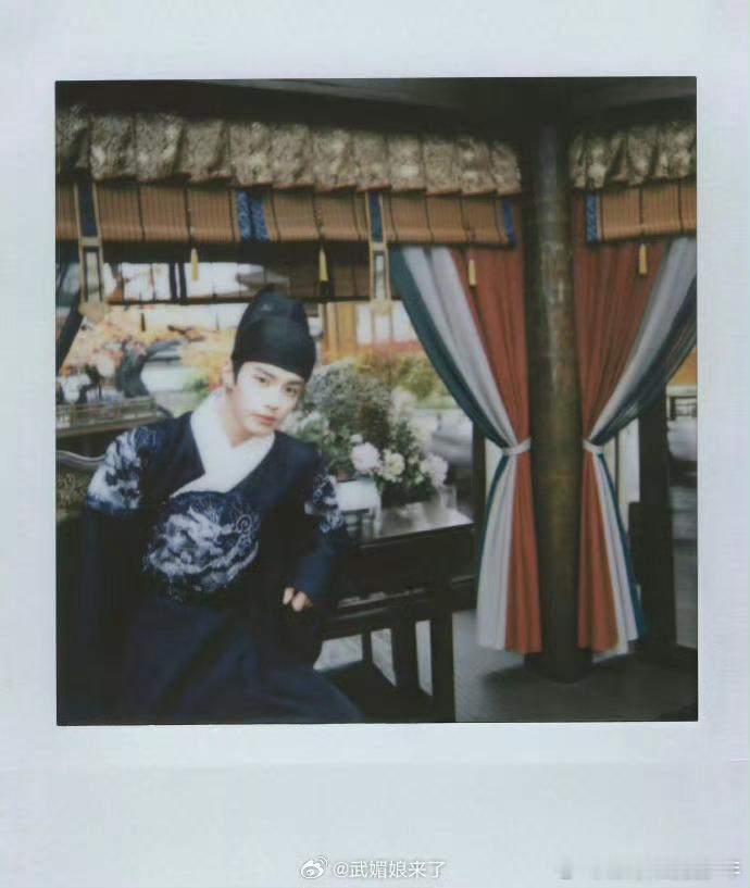 何与萧靖西拍立得📷是个帅气的小哥哥期待萧靖西