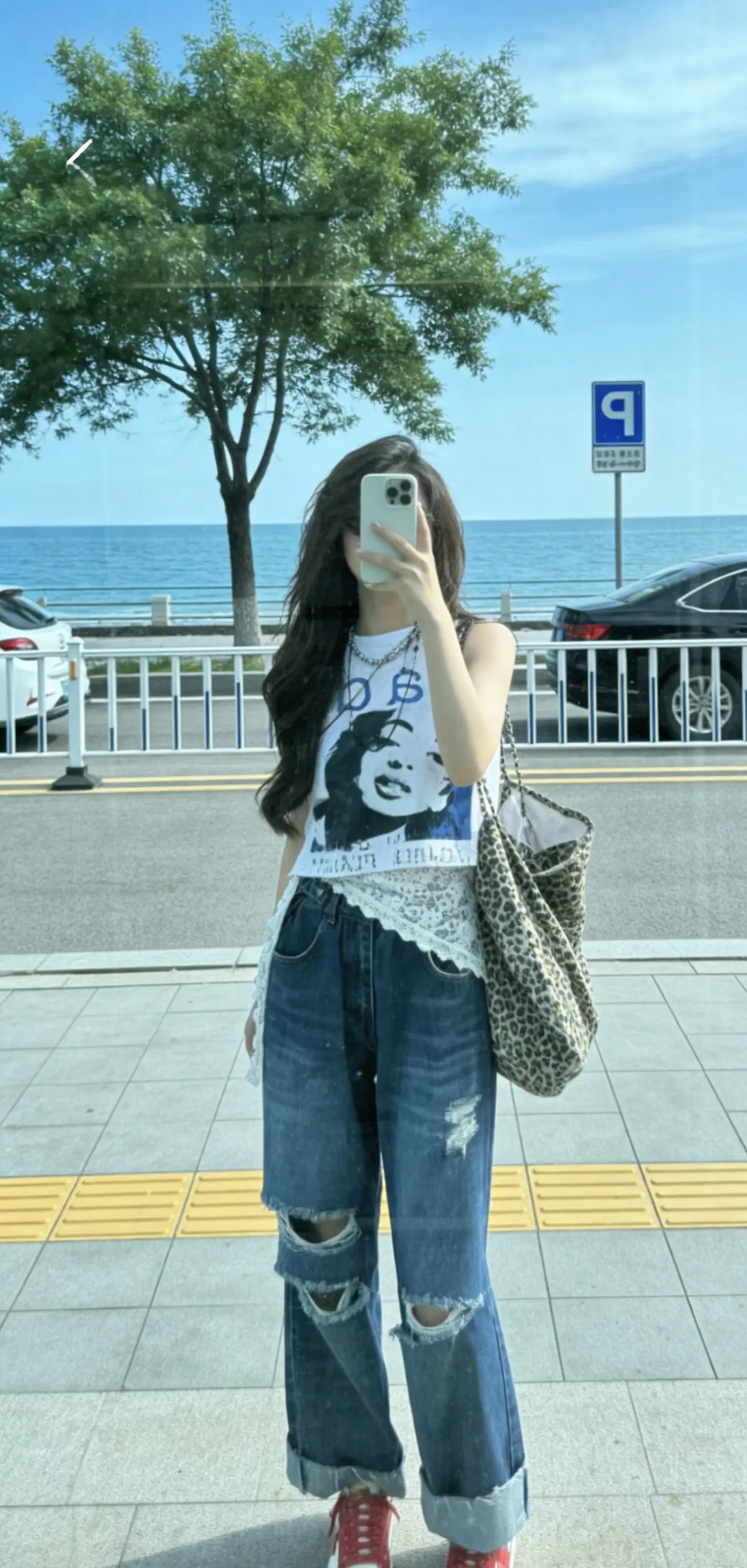 日子循环往复，一天又一天，好像每天都一样，好像又不一样，小小的圈子，淡...