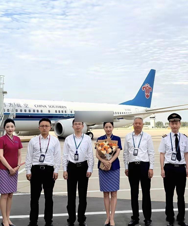 飞了32年的南航空姐退休了 退休金8000元左右 