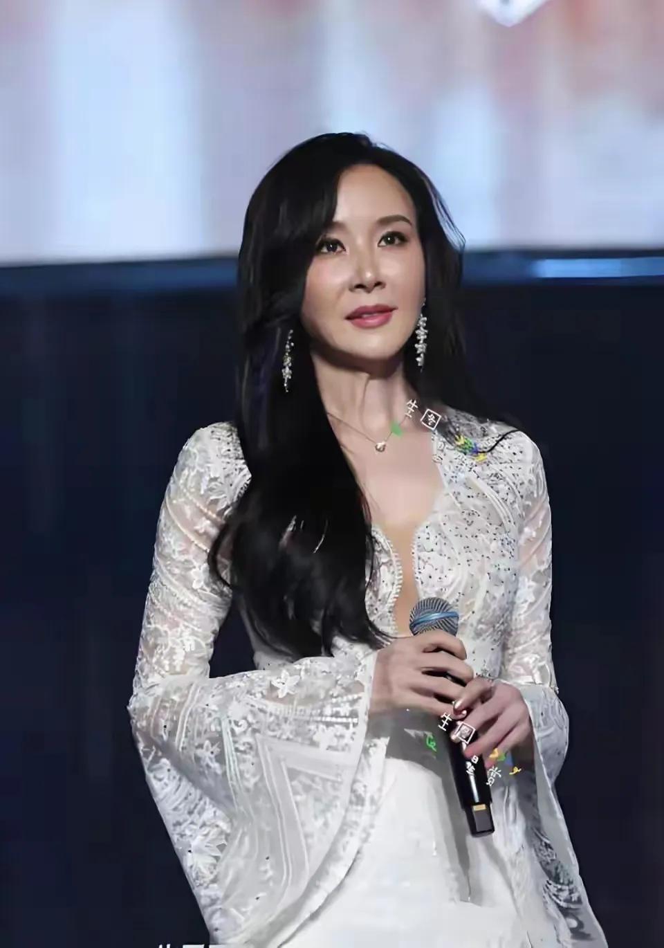 58岁的萧蔷状态确实挺惊人，有传闻说她身体年龄测出来像28岁，真假不论，背后的付
