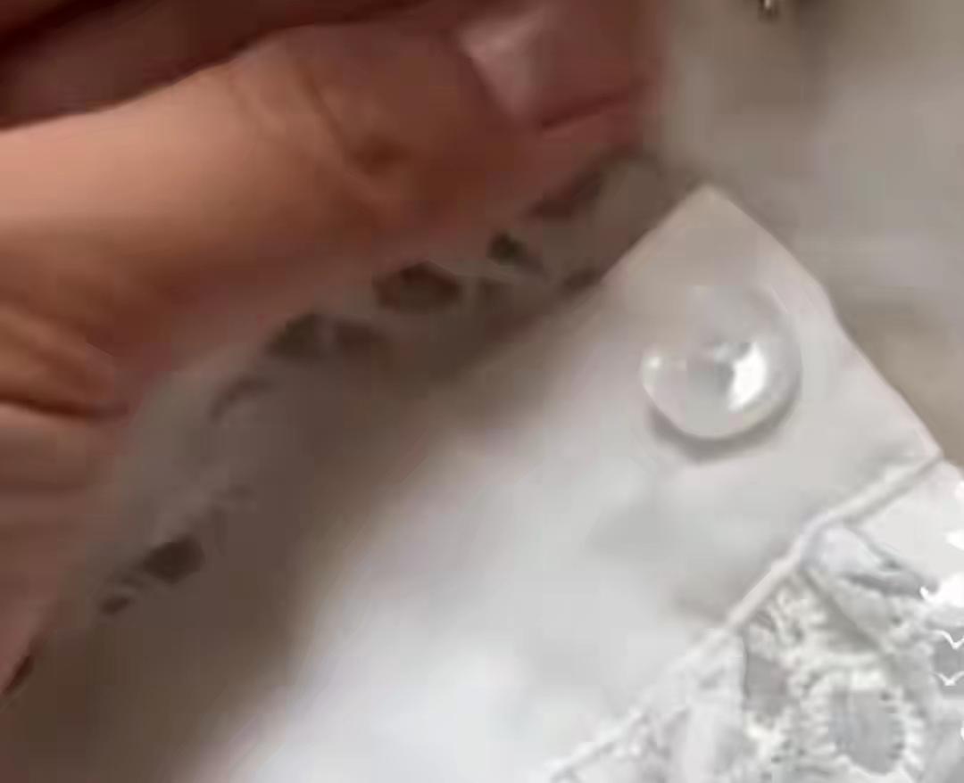 以后还是别那么好心了。这不，有个博主花399元买了件衣服，后来不想穿，就把它捐给