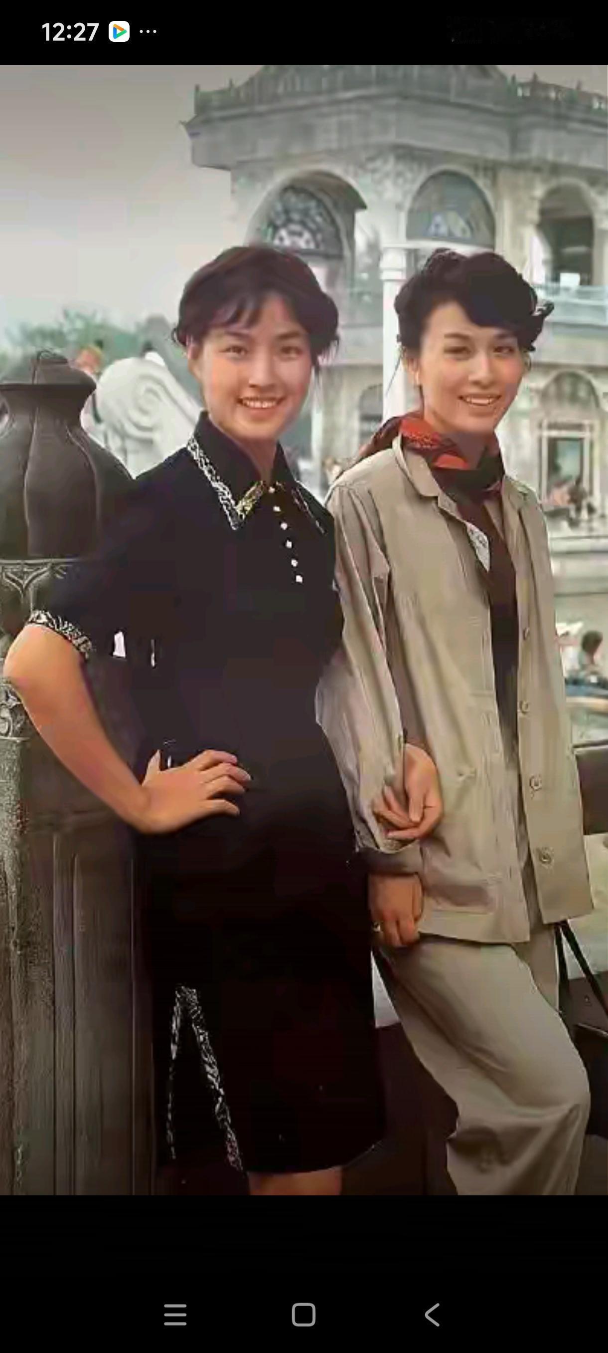 穿黑衣服的是刘晓庆，那个是谁，有认识的吗？