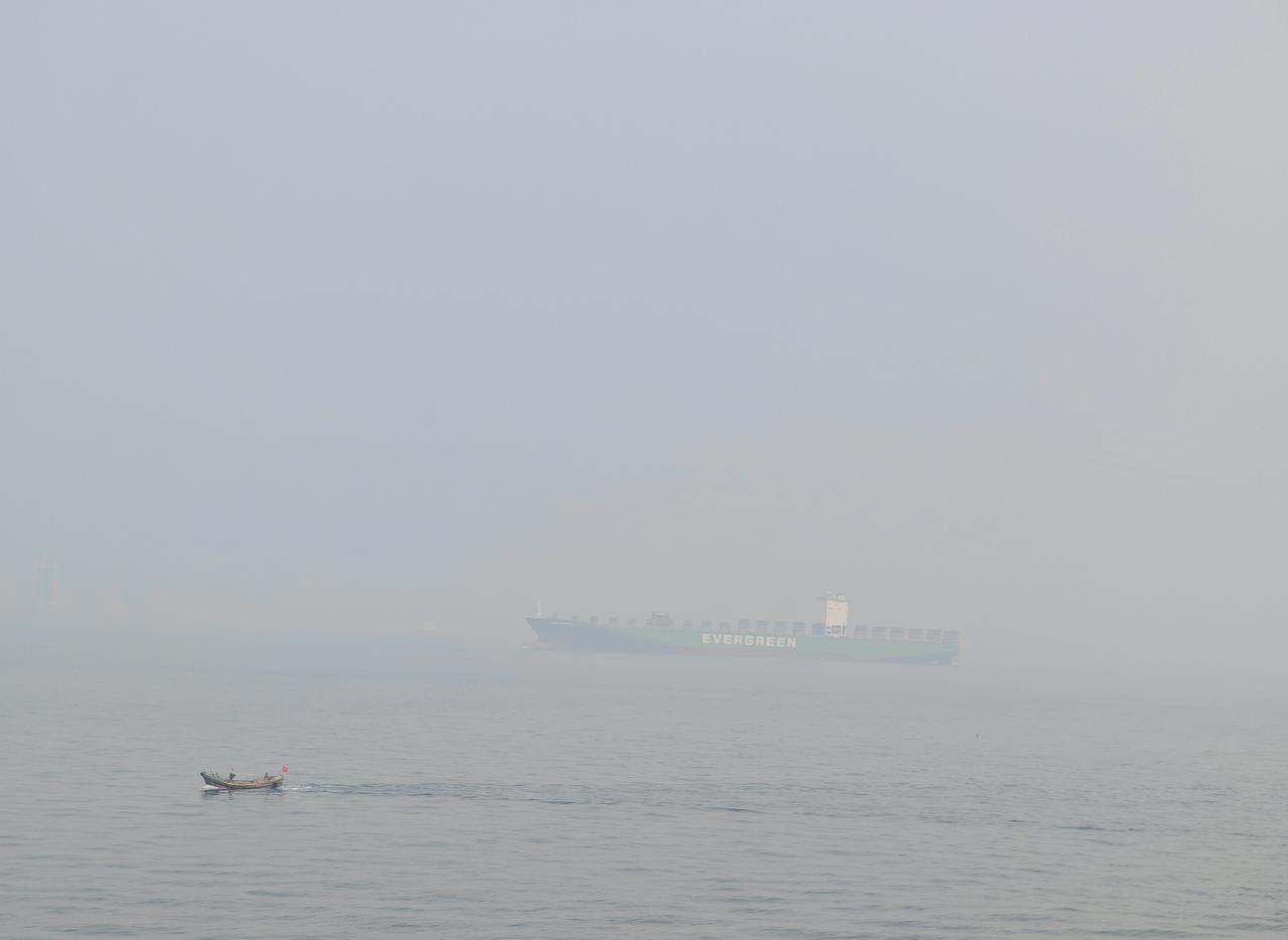 青岛的天气就这样了
春天啊雾蒙蒙
灰色的天灰色的海
青岛