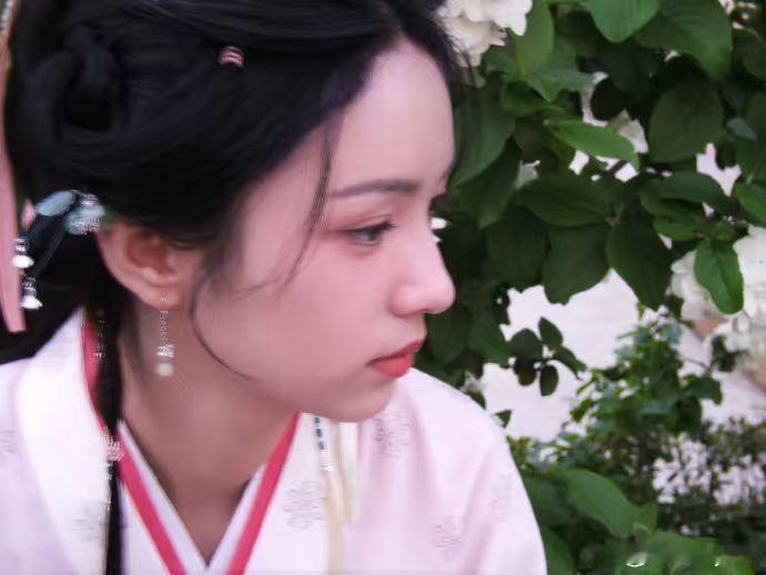 周也怎么能有人在水下还能美成这样 水下对长相的考验真的严苛，面部缺点很容易暴露，