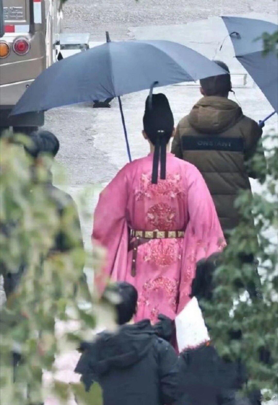 李现《国色芳华》粉色官袍路透这个粉色好吸睛啊～ ​​​