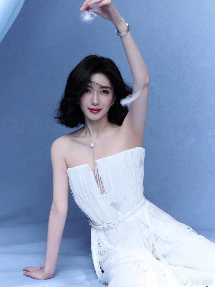 江疏影北影节红毯长这样江疏影夯爆了谁被短发江疏影狠狠戳中！北影节红毯一亮相就惊艳