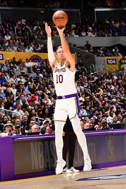 来湖人场均3个三分
这手感不错，季后赛重点培养
看他投篮，感觉抬手就有，肯纳德的