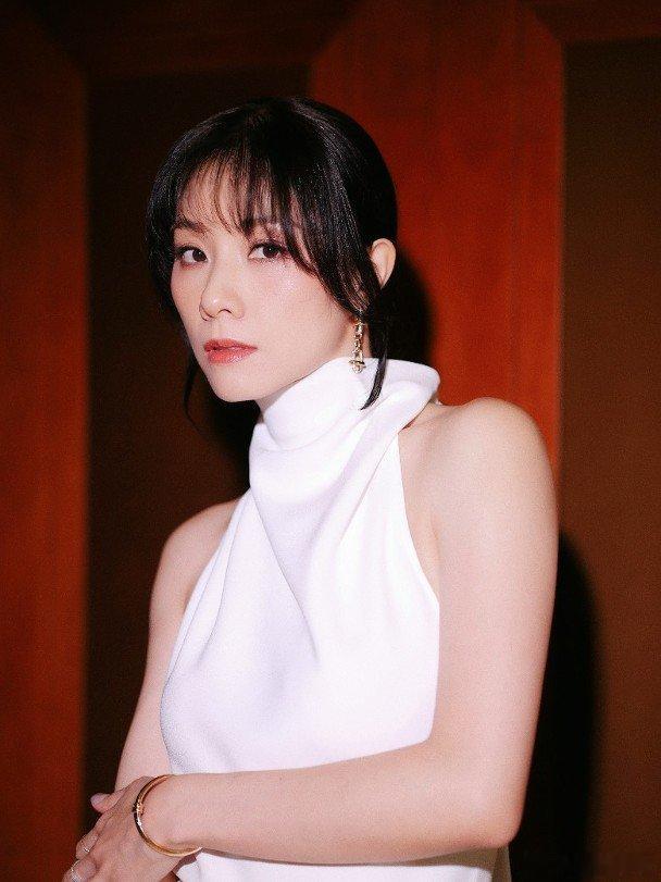 歌手鄧麗欣（Stephy）早前擔任公司晚宴表演嘉賓，現場獻唱其「神曲」《電燈膽》