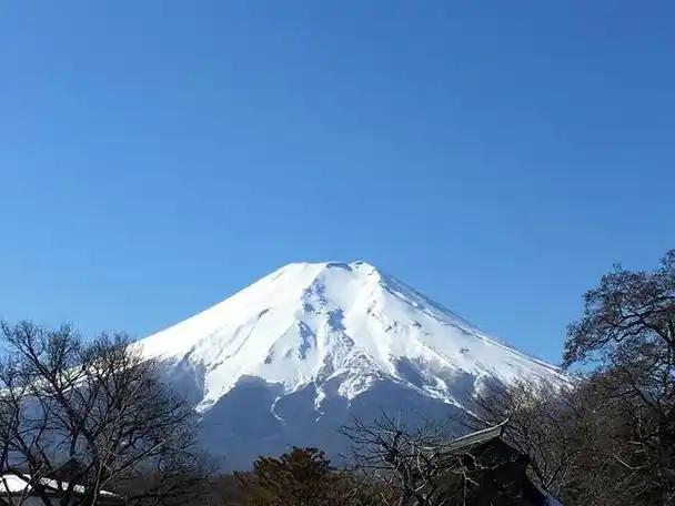 日本为啥一定要改叫倭国这个称号？
 
因为他们觉得凭什么中国叫华夏大唐，日本就得