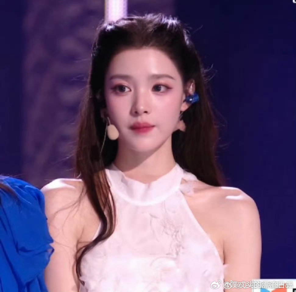 张艺上 下次争取只美不崩溃 初次舞台虽有小紧张，却难掩灵动与美貌。真诚勇敢直面不