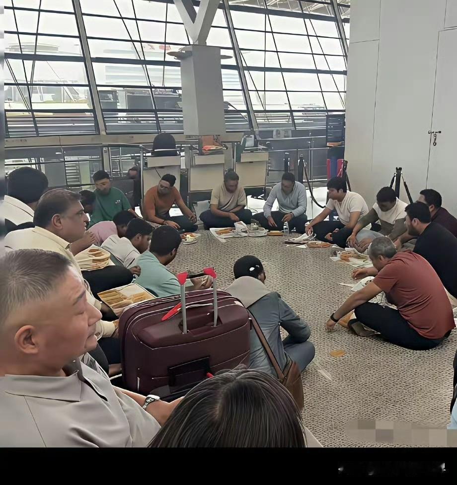 据说这是浦东机场，一帮印度游客因台风飞机延误，在航站楼集体坐地吃饭。

知道的，