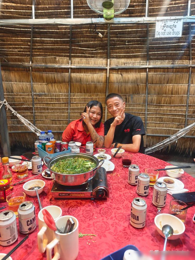 在柬埔寨陪朋友吃个饭，感觉服务员很漂亮，也不能说漂亮，应该说是我比较欣赏的类型。