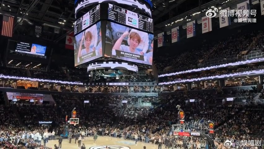 NBA现场放汪苏泷像晴天像雨天汪苏泷去看NBA谁看到他在观众席跟着音乐点头的样子