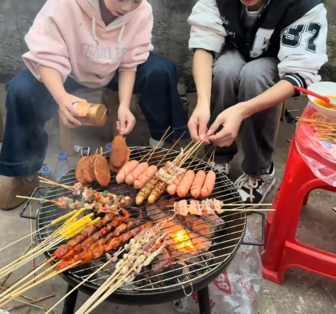 过年最烦的扫兴长辈：我们开开心心搞烧烤，他一句话浇灭所有兴致！

每年过年，我最