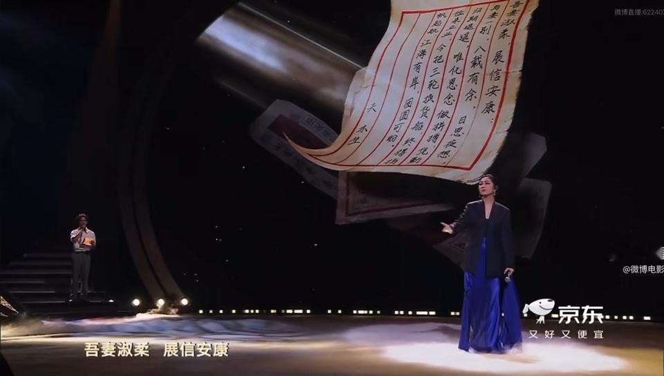 杨千嬅李思潼王彦桐合唱月下煮茶 杨千嬅微博电影之夜这舞台太好哭了，唱了自己作曲的