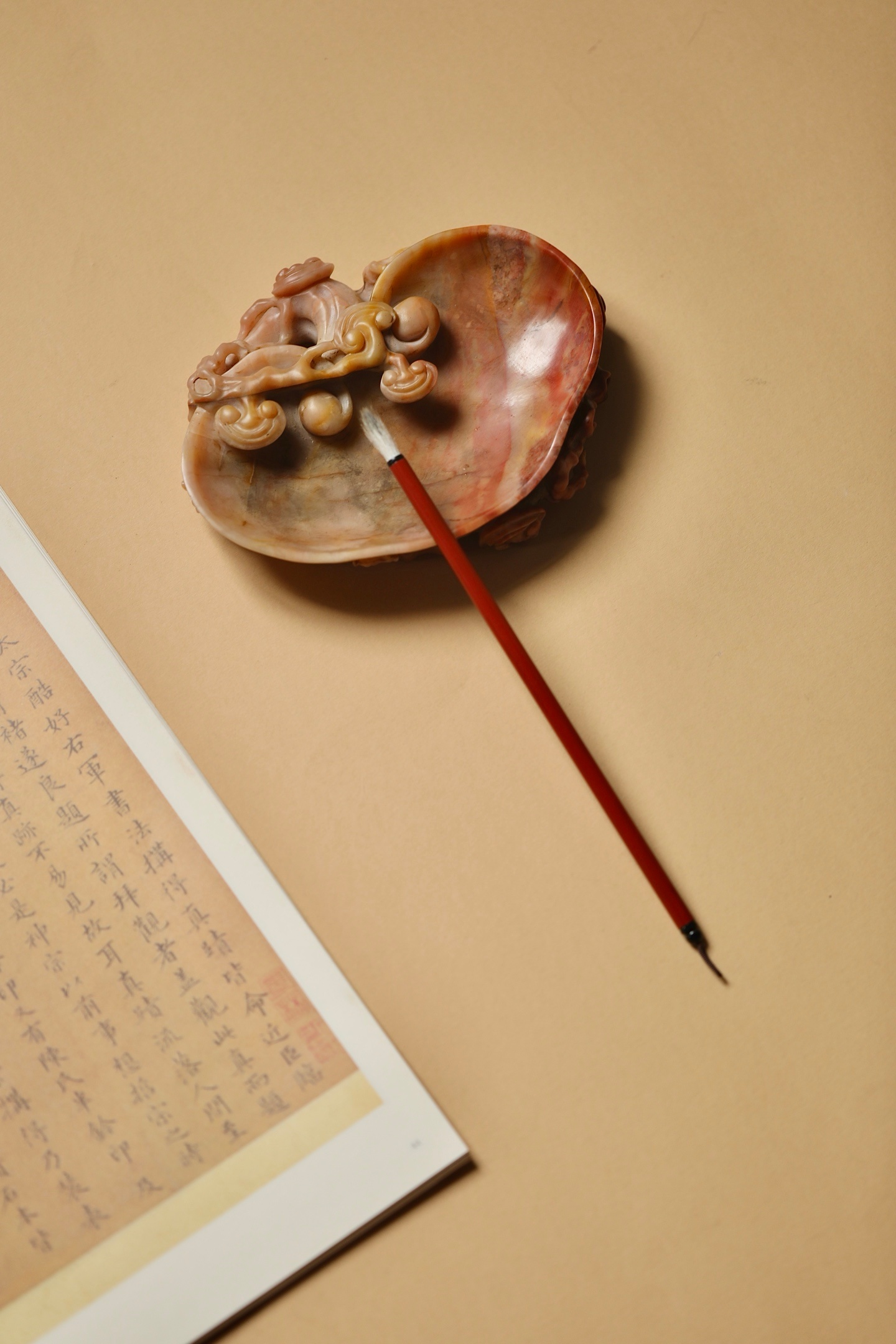寿山石 | 灵芝笔洗石质温润凝腻，自带粉、红、赭交融的天然肌理，如霞染石间，气韵