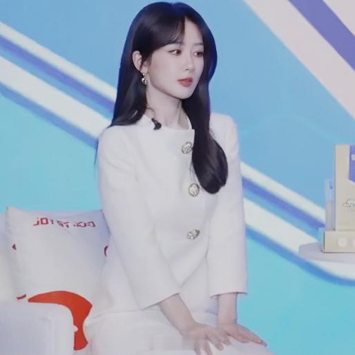 杨紫也是从网上知道国色芳华试映会  估计新物料紫妹也是同步和大家一起收到的[偷笑