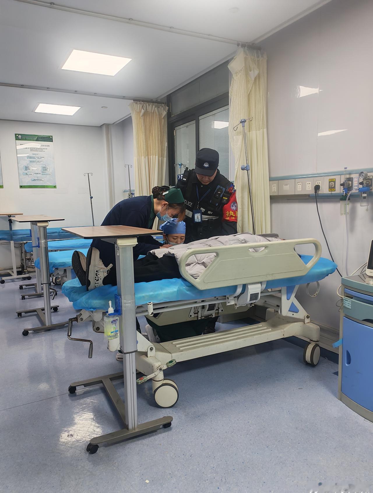 【围炉煮茶母子“中毒”  深夜救援化险为夷】“警察同志，我可能一氧化碳中毒了，孩
