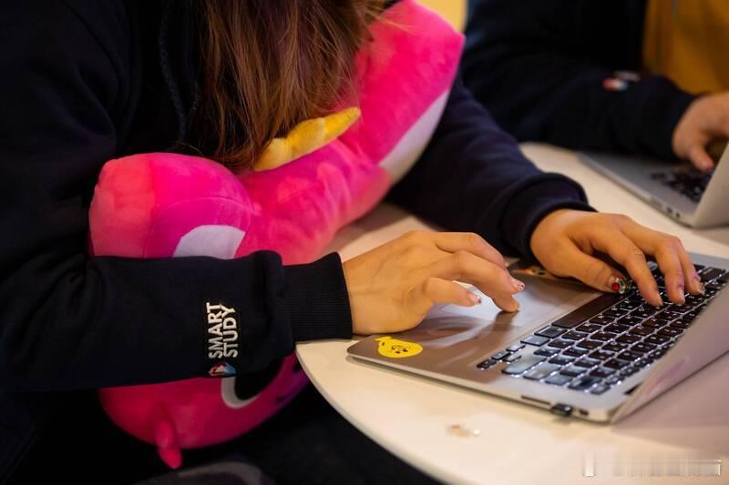 恶劣！韩国男主管长期向女下属撒体毛骚扰 辩称“不知道为什么这么做”海外新鲜事 韩