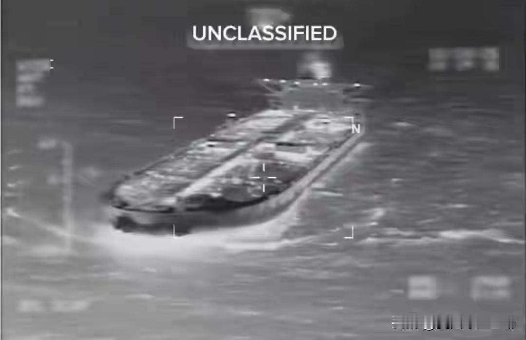 加勒比海面这才开始上演特朗普的重头戏啊？缉毒是由头，油轮才是目的。美舰队陈兵多时