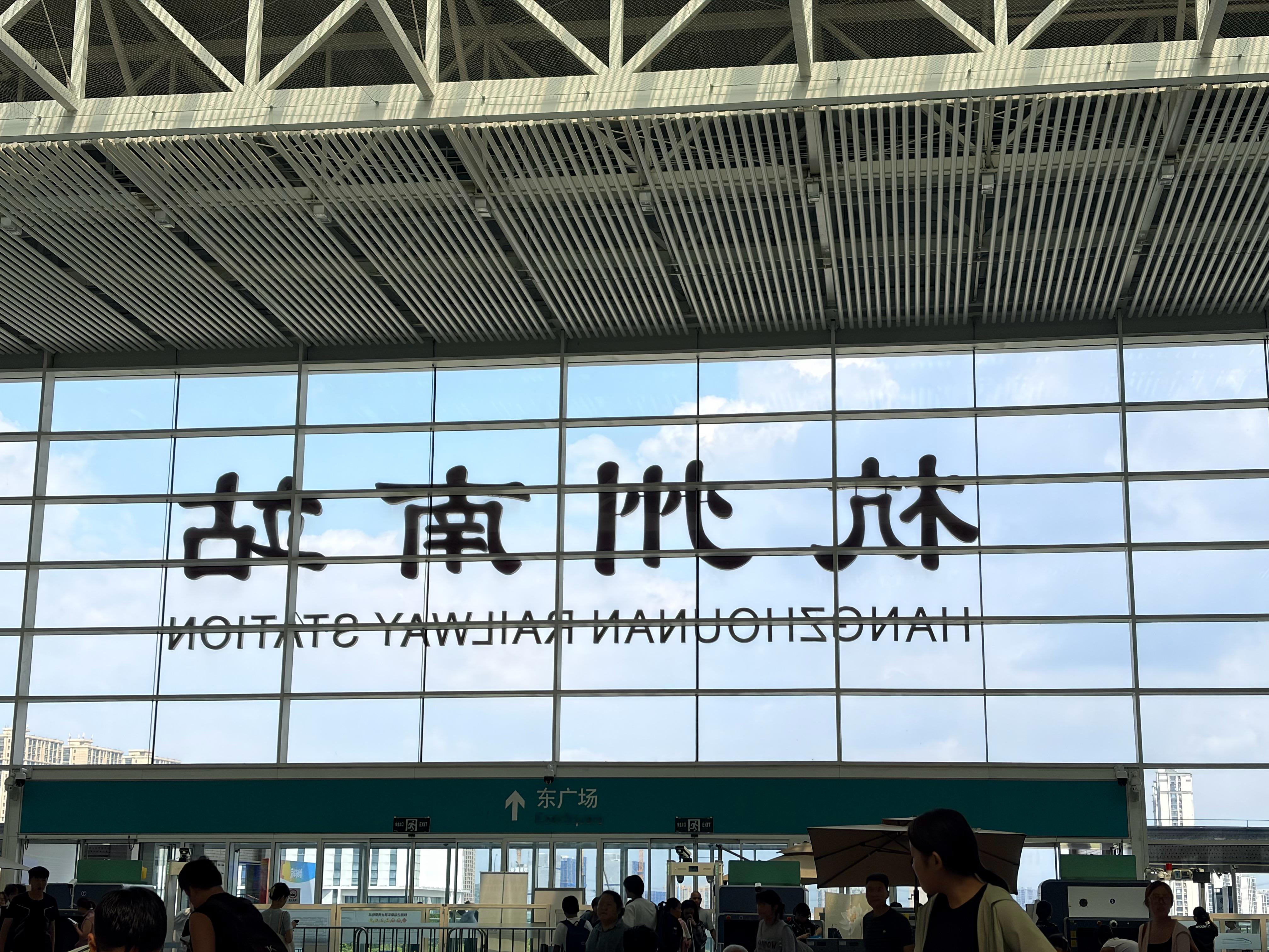 也不是说矫情，咱就是说品牌订高铁票两人同行怎么也得给定个DF座位吧结果不仅有个B