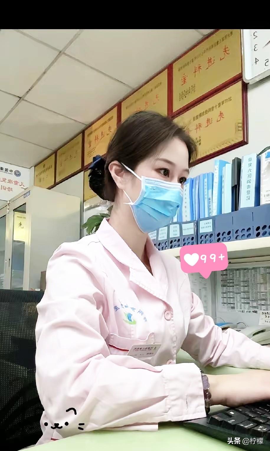 辽宁沈阳有位儿科护士，
被央视报道了。她给孩子打针前，先跟孩子商量。孩子要哭，她