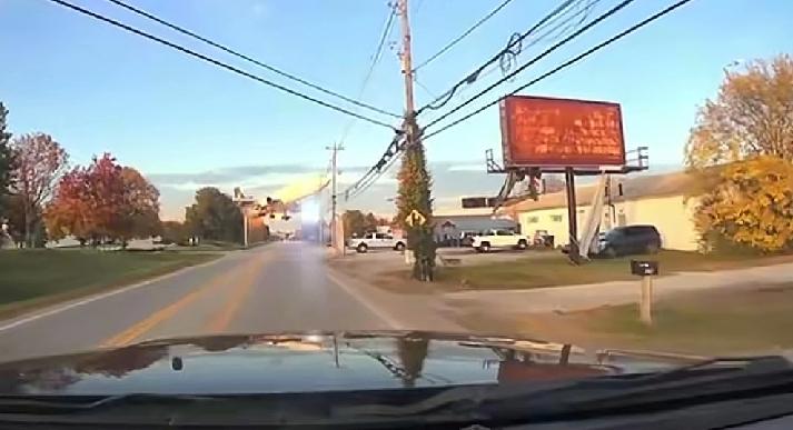 已致11人死亡！起飞时左侧左侧发动机掉落，就是神仙也无能为力啊！近日，美国一架货