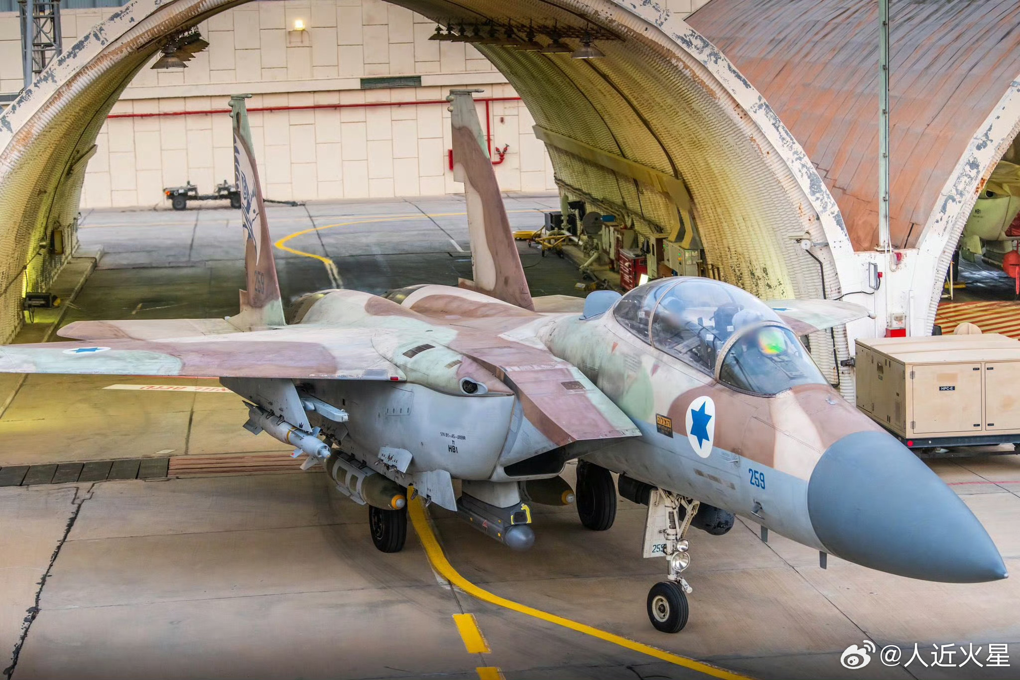 🔻以色列F-15的多为类似于西方主流TAB VEE掩体的拱形机堡结构，绝大部分