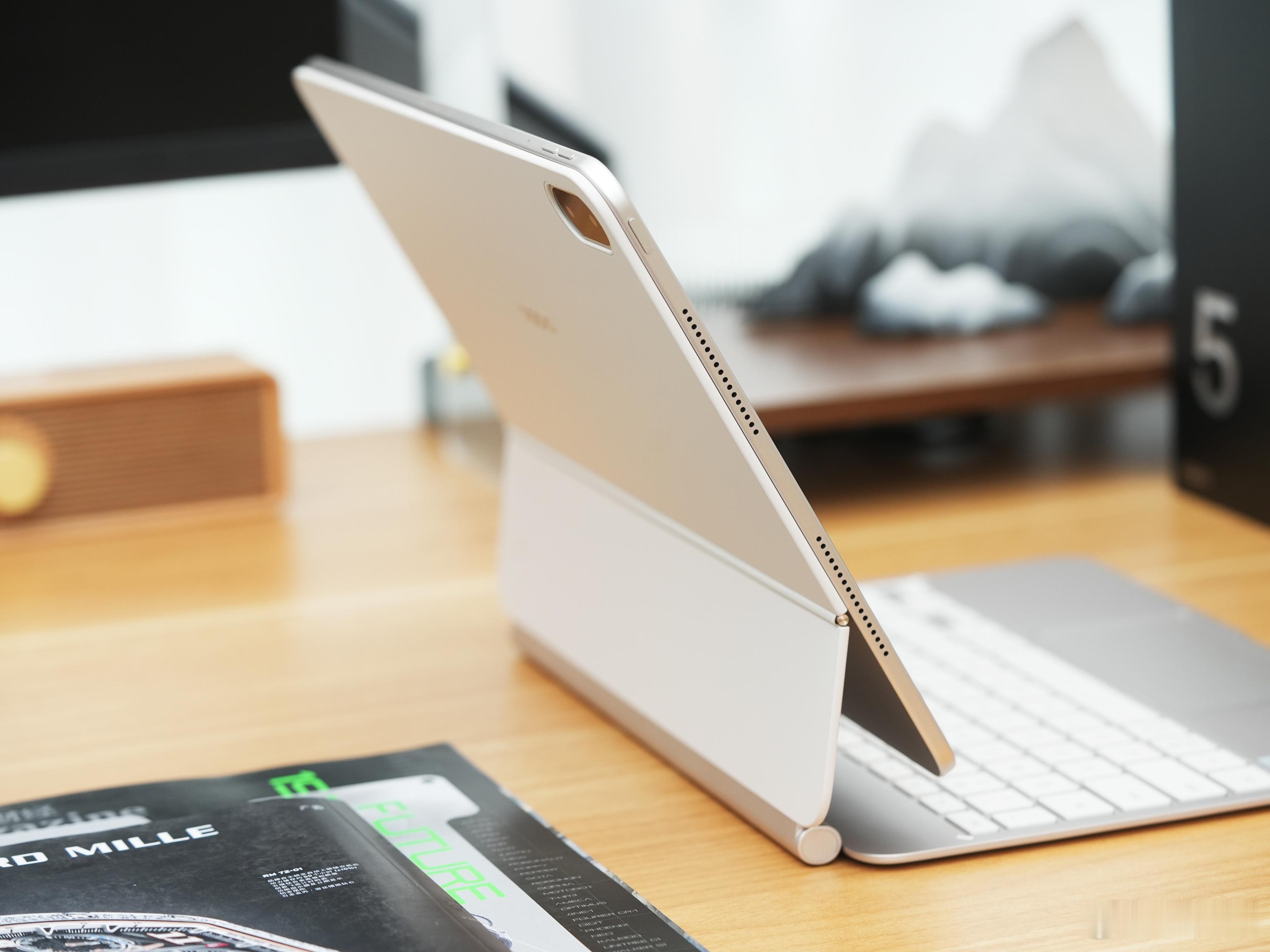 OPPO Pad 5 Pro晨曦金，淡淡的金色非常高级好看，极简风格设计，侧面看