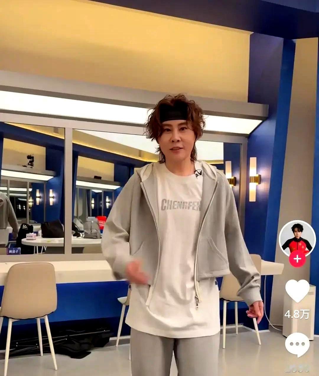 王濛在浪姐后台全程爆梗！
 

见李小冉进门，她直喊“姐你这脸咋保养的”。李小冉