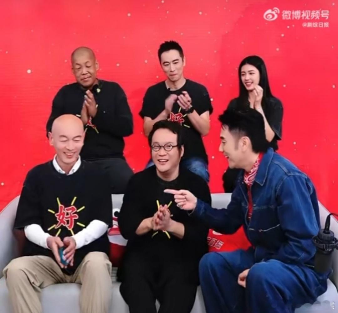 葛优为了宣传电影也是拼了 为了宣传电影，葛优不惜努力。他亲身上阵，全方位宣传，无