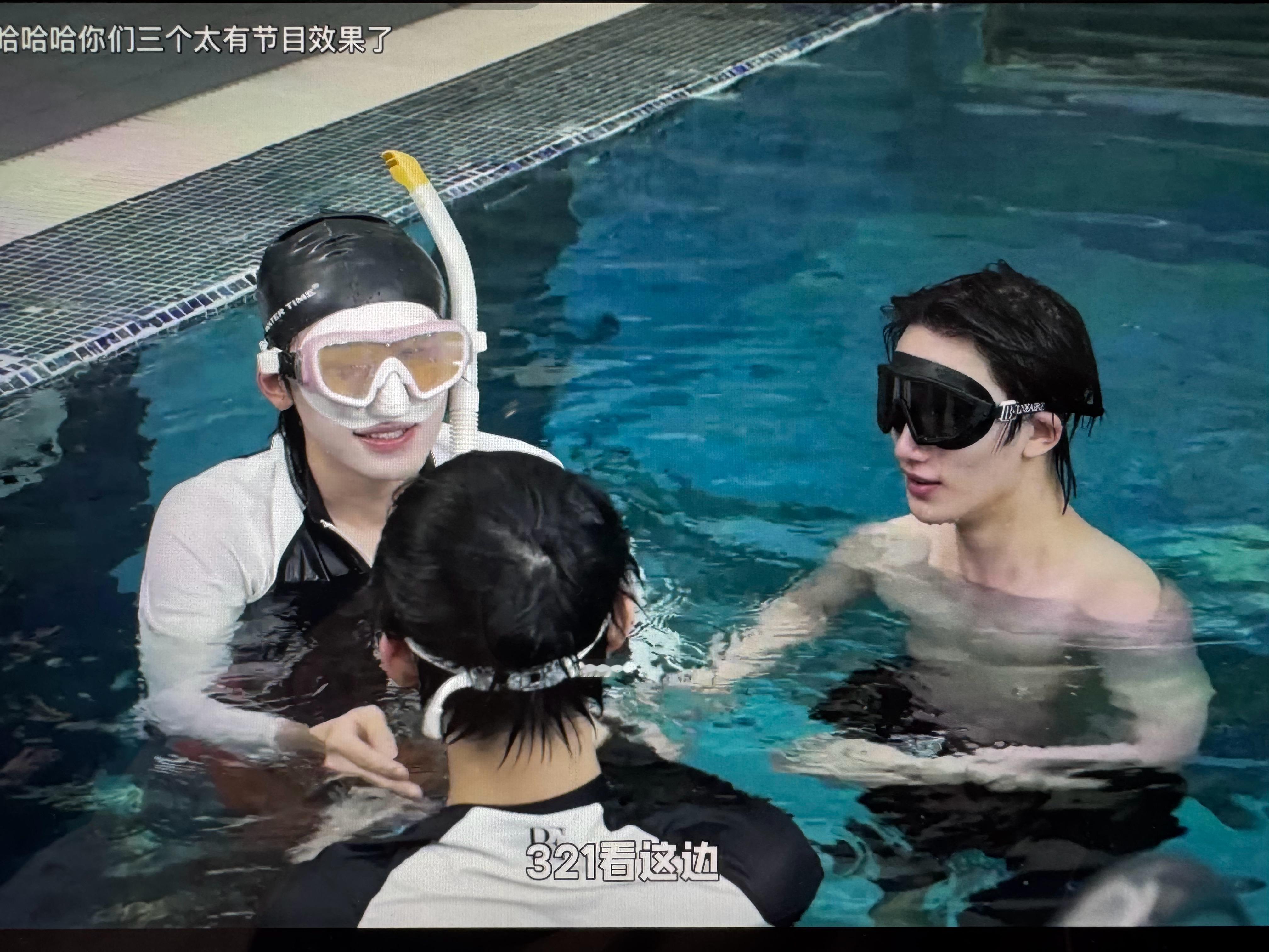 怎么到现在还没有丁程鑫裸体上半身的热搜词条！！！白白嫩嫩一条男的啊啊啊啊啊啊啊啊