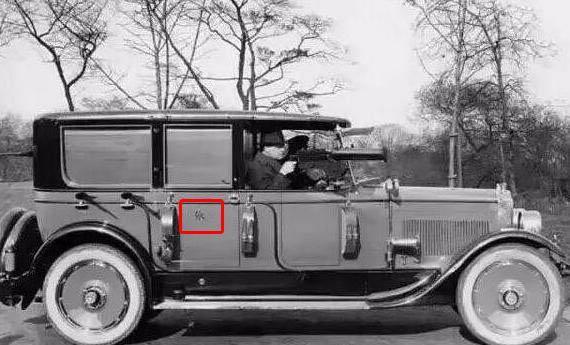 上世纪20年代由美国底特律帕卡德汽车厂改装的防弹轿车，车门上的“张”字则表明该车