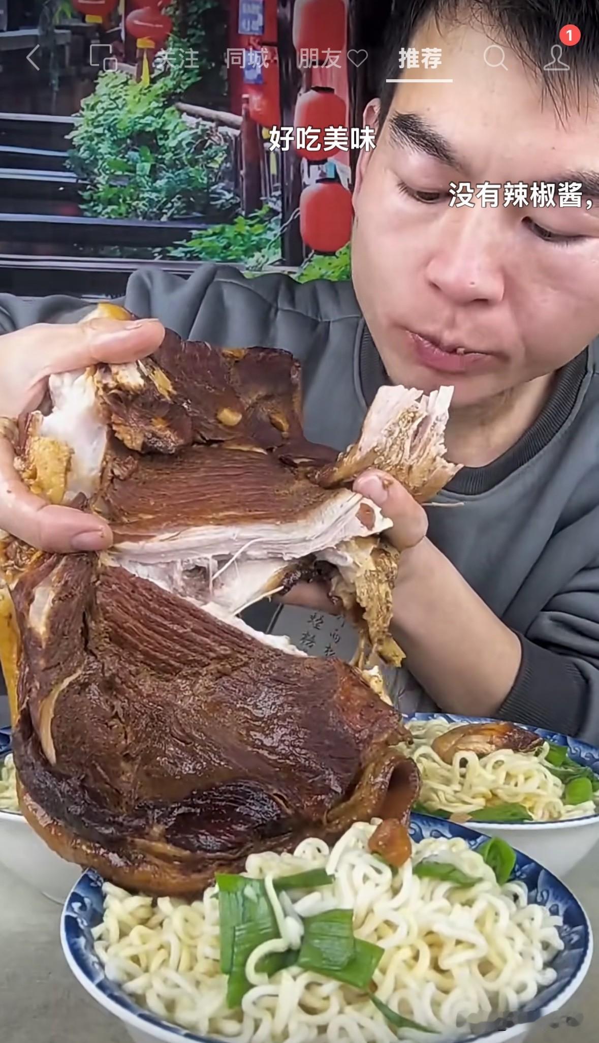 现在一些吃播，为了钱真是不要命。
这个男子大概30多岁，每餐都吃很多肉，很多主食