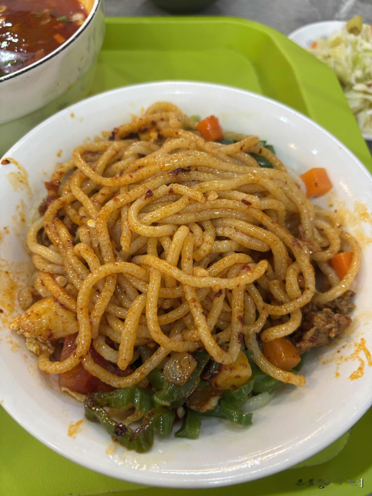 在西安吃的庆阳饸饹，一汤一干双拼饸饹，一份钱吃到两种吃法；面、汤、小菜大多免费续