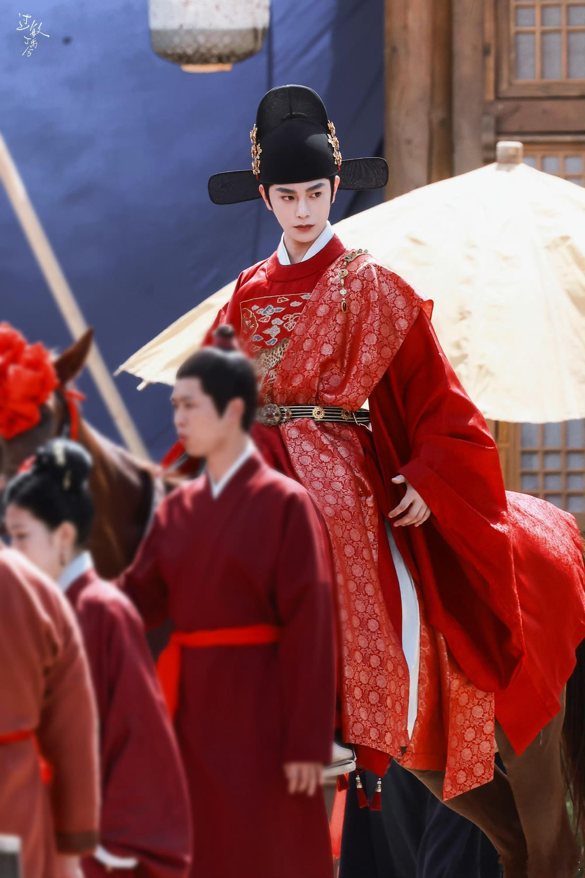 2026的古偶大婚造型，明制包圆了，每个男演员都要“披红”，丁禹兮、王星越、刘学