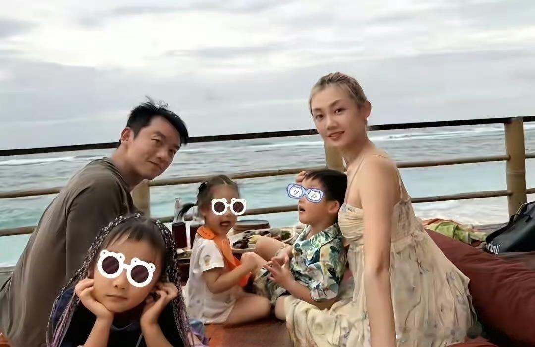 最小的凯娅也长这么大啦郑恺和苗苗把三个孩子保护的都很好，希望他们一家五口健康幸福